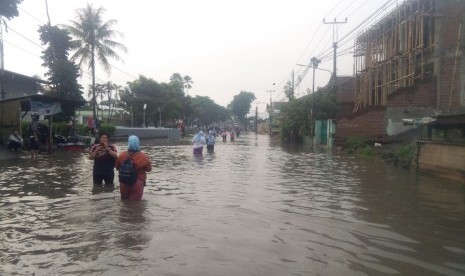 Hujan deras yang terjadi kemarin hingga malam di Kabupaten Bandung menyebabkan sejumlah pemukiman warga terendam banjir di tiga kecamatan Baleendah, Dayeuhkolot dan Bojongsoang. Selain itu, akses jalan yang menghubungkan wilayah Dayeuhkolot-Ciparay dan Banjaran terendam banjir dan terputus.