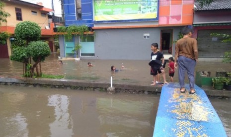 Hujan deras yang turun siang hari ini, Rabu (24/4) di Perumahan Margahayu Jaya, Bekasi Timur, Kota Bekasi menyebabkan banjir.