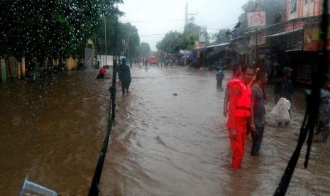 Hujan kembali mengguyur sejumlah titik di Kota Bima. Tim Basarnas Mataram siaga penuh melakukan evakuasi darurat.