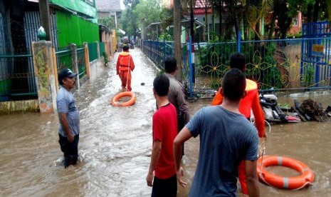 Hujan kembali mengguyur sejumlah titik di Kota Bima. Tim Basarnas Mataram siaga penuh melakukan evakuasi darurat.