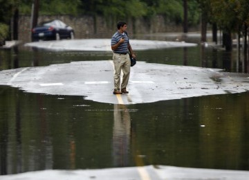 Hujan lebat akibat Badai Tropis Lee menyebabkan banjir besar di Amerika Serikat bagian timur, Kamis (9/8). (AP Photo/Matt Rourke)