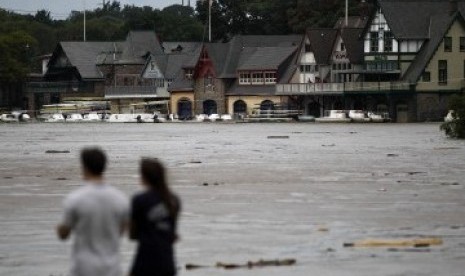 Hujan lebat akibat Badai Tropis Lee menyebabkan banjir besar di Amerika Serikat bagian timur, Kamis (9/8). (AP Photo/Matt Rourke)