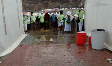 Hujan lebat disertai petir guyur tenda jamaah haji yang tengah berada di Mina untuk melempar jumah.