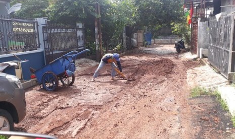 Hujan lebat yang mengguyur kawasan Kota Depok dan Bogor, Jawa Barat, Rabu (28/8) sore tidak hanya mengakibatkan banjir di beberapa wilayah. Tapi, juga membuat tanah longsor di Perumahan Permata Depok. 