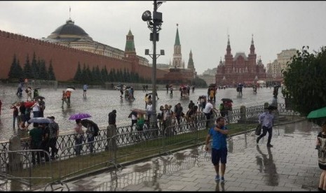 Hujan mengguyur kawasan Red Square di Moskow, Rusia