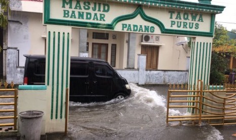 Hujan mengguyur Kota Padang sejak pukul 11.00 WIB hingga sore hari menyebabkan banjir, Sabtu (9/9). BPBD Padang menyebutkan ketinggian air rata-rata mencapai 50 cm.