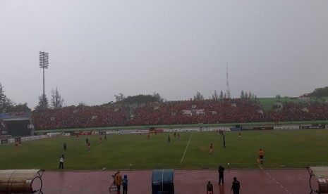 Hujan mengguyur Stadion Manahan, Solo, beberapa menit setelah kick off Persija vs Persib,  Jumat (3/11).