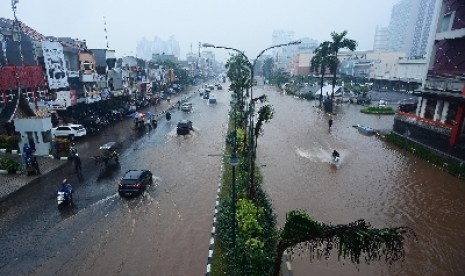 Hujan menimbulkan banjir di kawasan Boulevard Kelapa Gading, Jakarta Utara, Jumat (23/1). 