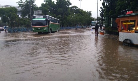 Hujan menyebabkan air menggenang di Terminal Kampung Rambutan Jakarta, Rabu (1/1). Biasanya terminal ini jarang dilanda banjir.