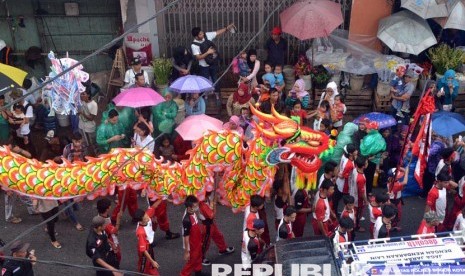 Hujan ringan mengguyur kawasan Vihara Dhanagun, tempat dilaksanakan perayaan Cap go meh, Senin   (22/2)