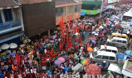 Hujan ringan mengguyur kawasan Vihara Dhanagun, tempat dilaksanakan perayaan Cap go meh, Senin   (22/2)