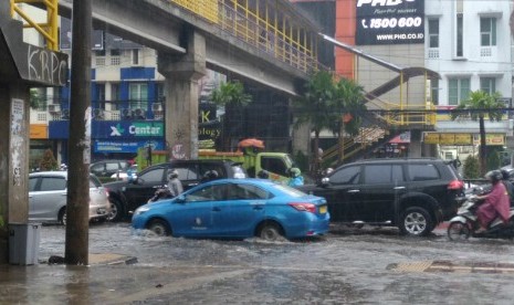 Hujan, Senin (11/12), di Depok menggenangi Jalan Raya Margonda.