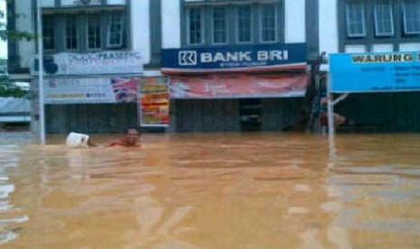 Hujan tanpa henti dua hari, membuat sejumlah kawasan di Kota Kendari, Sultra, digenangi banjir setinggi dua meter.