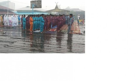 Hujan turun saat Shalat Istisqa di Tanah Merah Riau.