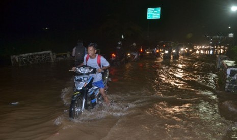  Hujan yang mengguyur jabodetabek sejak petang hari menyebabkan banjir di sejumlah wilayah (ilustrasi) 