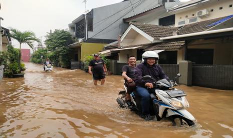 Hujan yang terjadi di wilayah Bogor menyebabkan Kali Angke meluap sehingga 917 rumah terendam banjir di Perumahan Bumi Sawangan Indah (BSI) dan Perumahan Sawangan Elok, Kelurahan Duren Mekar, Kecamatan Bojongsari, Kota Depok, Rabu (18/3). (Dok Istimewa)