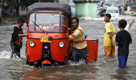 Hujan yang terus mengguyur Ibu Kota membuat  Jalan Gunung Sahari, Jakarta Utara, Kamis (19/2). 