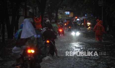 Hujan yang turun di sejumlah bagian Jabodetabek menyebabkan banjir di beberapa titik. 