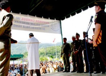 Hukuman cambuk bagi pelaku kejahatan di Aceh