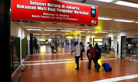 Hukuman Mati Pengedar Narkoba. Sebuah papan baliho dipasang di terminal 2 kedatangan Bandara Internasional Soekarno-Hatta, Cengkareng, Banten, Rabu (10/2). 