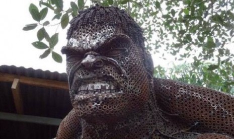 Hulk ini terbuat dari mur dan baut bekas