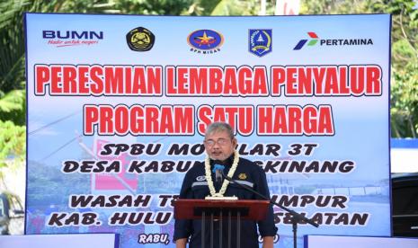  HULU SUNGAI SELATAN--Kepala Seksi Pengaturan Pendistribusian BBM BPH Migas Heribertus Joko Kristadi didampingi Bupati Hulu Sungai Selatan Achmad Fikry dan Ayub Mukti Aditama Sales Branch Manager MOR VI PT. Pertamina (Persero) meresmikan 2 SPBU BBM 1 Harga yaitu SPBU Kompak 64.712.04 Kecamatan Angkinang dan SPBU Kompak 66.712.01 Kec. Simpur, Kabupaten Hulu Sungai Selatan, Kalimantan Selatan , Rabu (16/9).