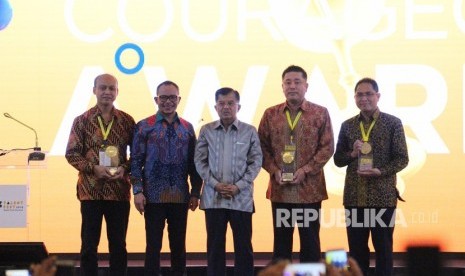 Human Capital Director Tri Wasono Sunu (paling kanan) menerima piagam penghargaan dari Wapres Jusuf Kalla dan Menaker Hanif Dhakiri.