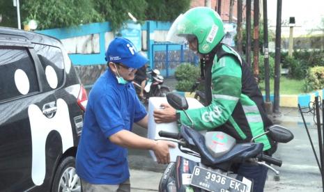 Human Initiative berikan makanan dan edukasi corona kepada driver ojek online (ojol).