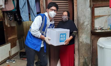 Human Initiative bersama  Andi Arsyil membagikan 100 Paket Bingkisan di Pengadegan, Jakarta Selatan pada Jumat 30 April 2021.