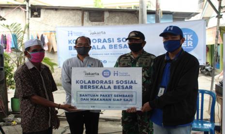 Human Initiative dan Pemerintah Provinsi DKI Jakarta menggelar Kolaborasi Sosial Berskala Besar (KSBB) di Kampung Bulak Cabe RT05 RW09, Kelurahan Cilincing, Jakarta Utara, Jumat (22/5). Dalam kegiatan ini dibagikan 180 paket sembako dan 400 makanan siap saji untuk warga.