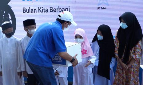 Human Initiative (HI) menggelar acara penyerahan 1000 paket kebaikan untuk yatim dan dhuafa.