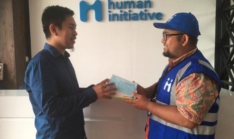 Petugas Human Initiative memberikan bantuan masker.