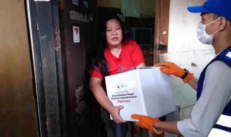 Human Initiative, menyalurkan bantuan kepada masyarakat prasejahtera di Wilayah padat Penduduk, di Lapak RT 003 RW 08, Kelurahan Pengadegan, Kecamatan Pancoran, Jakarta Selatan, Kamis, (7/5) 