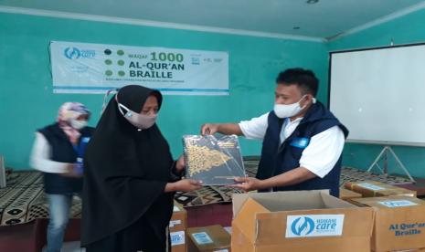 Humanicare Indonesia Salurkan Wakaf Alquran Braille ke Tunanetra di SLB Budi Nurani Kota Sukabumi, Sabtu (13/2).