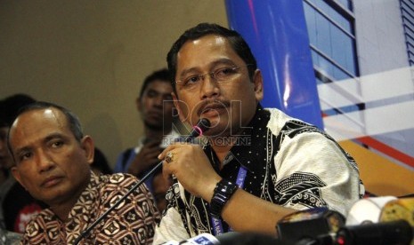 Humas BNN, Komisaris Besar Sumirat Dwiyanto (kanan) di dampingi Kepala Badan Narkotika Provinsi Nusa Tenggara Barat kombes Pol Drs Mufti Djusnir (kiri) saat memberikan keterangan mengenai status terperiksa kasus narkoba di Gedung BNN, Jakarta, Jumat (1/2).