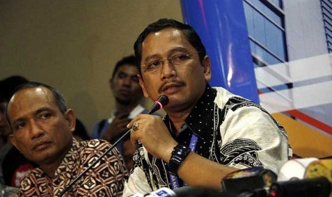 Kepala Bidang Hubungan Masyarakat BNN Kombes Sumirat Dwiyanto (kanan) saat memberikan keterangan mengenai status terperiksa kasus narkoba di Gedung BNN, Jakarta, Jumat (1/2). 