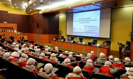 Humas DPR memberikan pendidikan politik kepada siswa  kelas V Sekolah Dasar (SD) Muhammadiyah Plus Kota Salatiga, Jawa Tengah, di Operational Room, DPR, Jakarta, Selasa (14/3).   