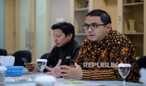 Humas Ikatan Dai Indonesia (Ikadi) Gena Bijaksana (kanan) bersama jajaran anggota berkunjung ke kantor Republika, Jakarta, Kamis (5/3).