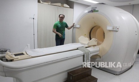 PET CT Scan.  tahapan Tata laksana penanganan kanker yang benar diawali dengan melakukan CT Scan atau PET Scan untuk mendeteksi apakah ditemukan sel abnormal atau tidak dalam tubuh.