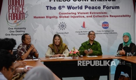 Humas Pelaksana World Peace Forum (WPF) Eddy Kuscahyanto, Ketua Steering Committee (SC) WPC Chusnul Mariyah, Ketua Panitia WPF Wachid Ridwan, Secretary SC Yayah Khisbiyah (dari kiri-kanan) menggelar konferensi pers World Peace Forum (WPF), Jakarta, Senin (