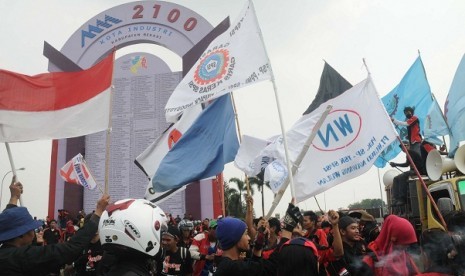 Hundreds of workers stage a protest in Cibitung, West Java (file photo)  