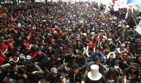 Hundreds workers stage rallies in some areas in Jakarta and some other cities on Wednesday.