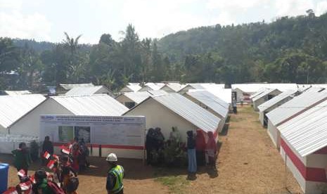 Hunian sementara (huntara) rumah ramah gempa (RRG) Kementerian BUMN di Desa Guntur Macan, Kecamatan Gunungsari, Kabupaten Lombok Barat, NTB, sudah bisa dihuni warga terdampak gempa, Jumat (28/9).