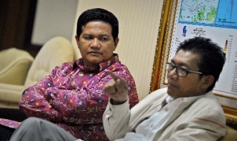 Husni Kamil Malik (kiri) berdiskusi dengan Agun Gunanjar Sudarsa (kanan)