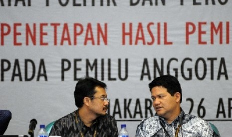 Husni Kamil Manik (kanan) berbincang dengan Ferry Kurnia Rizkiyansyah