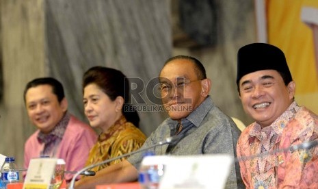 Hut Fraksi Golkar. (dari kiri) Sekertaris Fraksi Golkar Bambang Soesatyo, Menteri Kesehatan Nila Moeloek, Ketua Umum Partai Golkar Aburizal Bakrie, dan Ketua Fraksi Golkar Ade Komarudin menghadiri Forum Group Discusion (FGD) Partai Golkar di Komplek Parlem