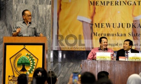 Hut Fraksi Golkar. Ketua Umum Partai Golkar Aburizal Bakrie memberikan paparan dalam Forum Group Discusion (FGD) Partai Golkar di Komplek Parlemen Senayan, Jakarta, Selasa (17/2). 