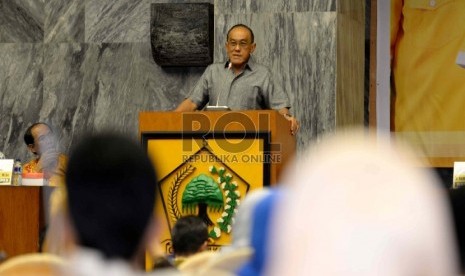 Hut Fraksi Golkar. Ketua Umum Partai Golkar Aburizal Bakrie memberikan paparan dalam Forum Group Discusion (FGD) Partai Golkar di Komplek Parlemen Senayan, Jakarta, Selasa (17/2). 