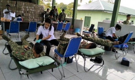 HUT ke 72 TNI Satgas Pamrahwan Yonif 515 gekar donor darah 