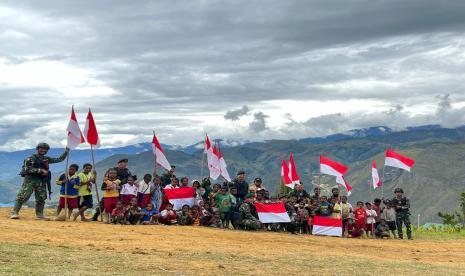 HUT RI Ke-77 diperingati oleh Satgas Yonif Mekanis 203/AK dengan menjalin kebersamaan bersama masyarakat di daerah Penugasan Distrik Tiom Kabupaten Lanny Jaya dengan melaksanakan acara tradisi Bakar Batu, Kamis (18/8/2022).